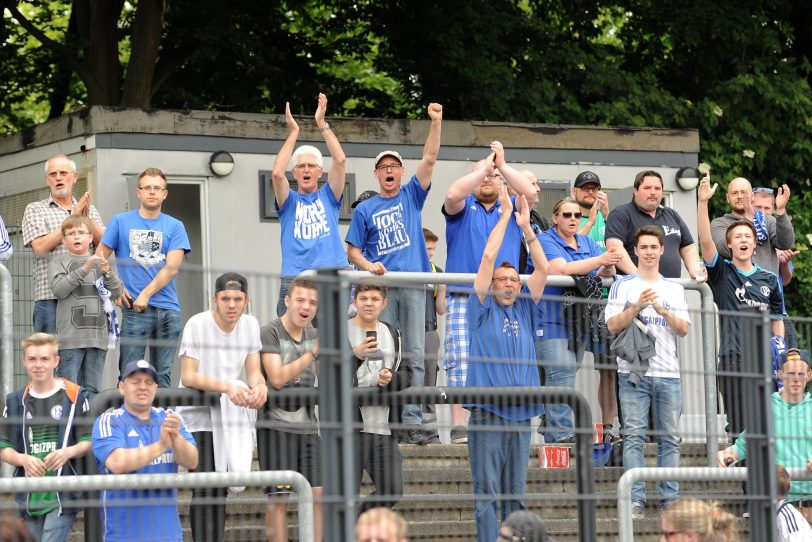 Die Fans feiern Gerald Asamoah beim letzten Pflichtspiel