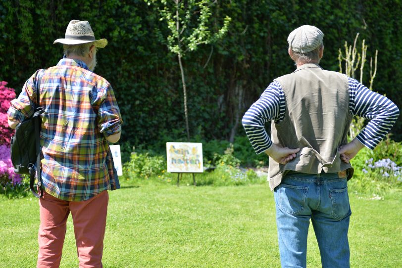 Schöne Wörter tummeln sich im Garten. Zweimal Jörg - Höhfeld und Lippmeyer.