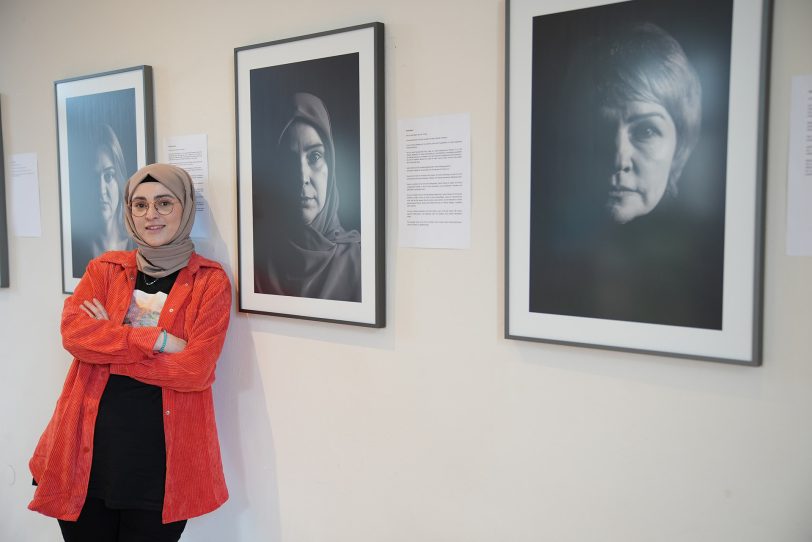 Im Schloss Strünkede wurde die Ausstellung „Kreativ ist die Frau - Flucht, Migration und ihre Vielfalt“ gezeigt. Dabei macht die Filmemacherin Zehra Karahan auf verschiedene Frauen aufmerksam.