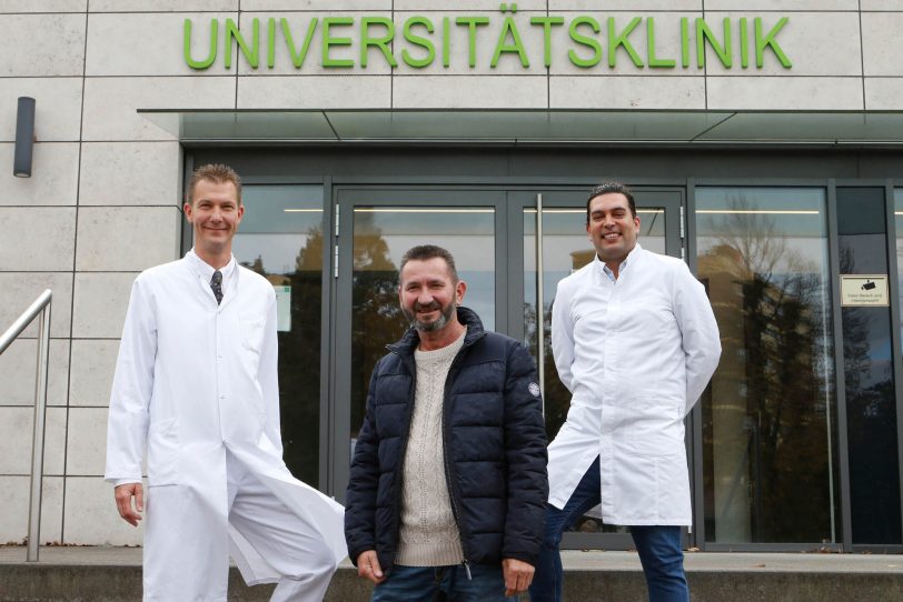 v.l. Prof. Dr. Dirk Bausch, Direktor der Chirurgischen Klinik des Marien Hospitals. Dr. Sebastian Brinkmann, Oberarzt der Chirurgischen Klinik, entfernten den Speiseröhrenkrebs von Norbert Warzecha (m.) unter Einsatz des Operationsroboters.