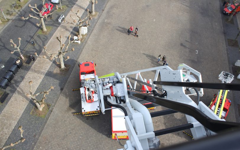 Neue Fahrzeuge für die Herner Feuerwehr: Zwei Drehleiter, ein Gerätewagen, ein Stromerzeuger und ein Katastrophenschutzfahrzeug. Vorgestellt vor dem Herner Rathaus.
