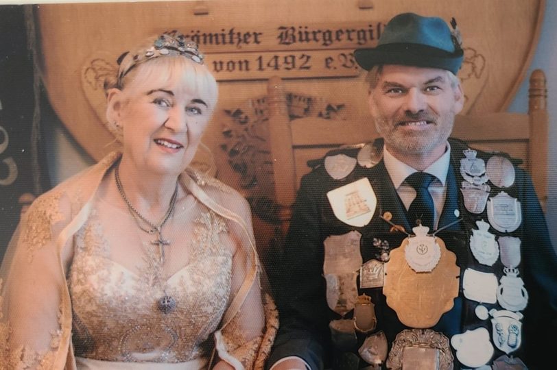v.l. Die Hernerin Martina Arndt-Born führt an der Seite von König Lutz die alt-ehrwürdige Gilde von Grömitz. (Dez 2025)