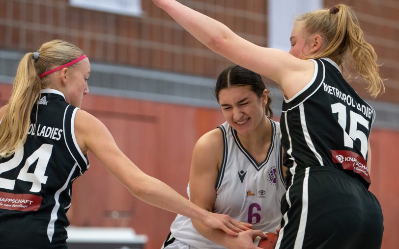 Die Metropol Ladies Herne/ Recklinghausen (schwarze Trikots) holten bei den Talents BonnRhöndorf einen knappen 47:46-Auswärtssieg.