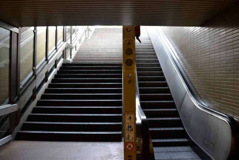 Rolltreppe an der U-Bahn-Station Archäologie Museum.