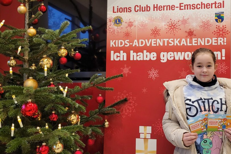 Glückliche Gewinnerin des Kids-Adventskalender 2025. Cassandra hatte gleich doppeltes Glück und hat zwei Rofu-Gutscheine gewonnen. Einmal 15,- und einmal 30,- EUR