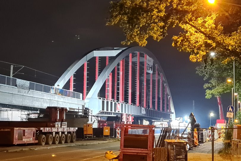 Es ist vollbracht: Die neue Bahnbrücke am Autobahnkreuz Herne wurde in der Nacht zum Sonntag (25.9.2022) in ihre endgültige Position gerückt.