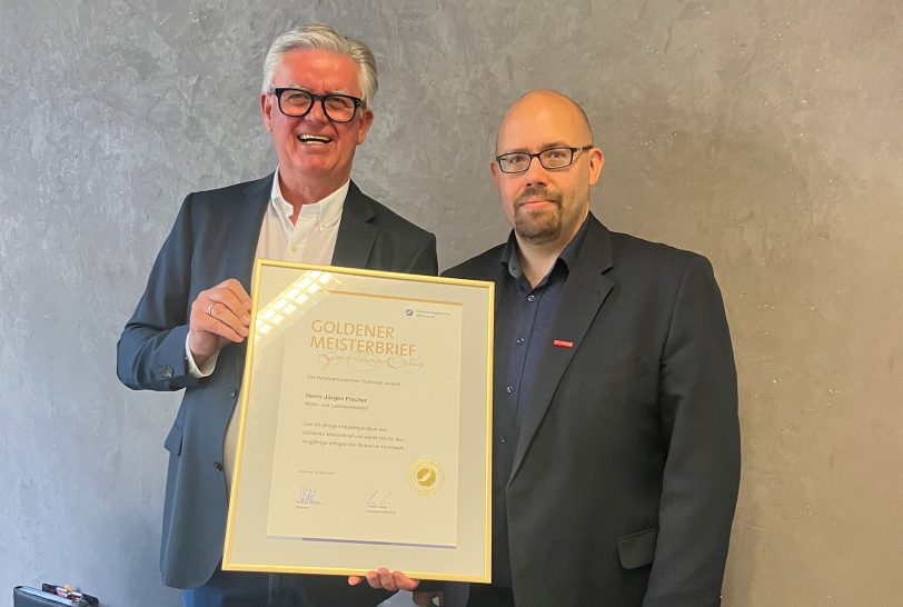 v. li. Der Herner Maler- und Lackierermeister Jürgen Fischer erhält den goldenen Meisterbrief von Björn Woywod, Abteilungsleiter der Ausbildungsberatung bei der Handwerkskammer (HWK) Dortmund.