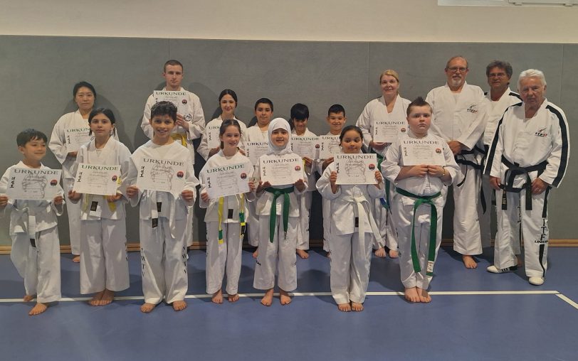 Die 14 Prüflinge der Taekwon-Do Abteilung vom TV Wanne sowie (ab 3.v.r.) Thomas Knigge, Ralph Weiß und Burkhard Ladewig.
