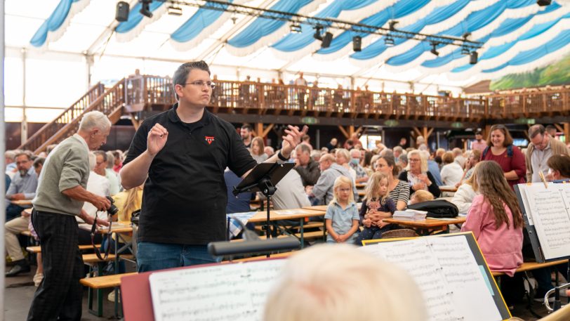 Schaustellergottesdienst auf Crange mit dem CVJM Blasorchester unter der Leitung von Stefan Wilhelm.