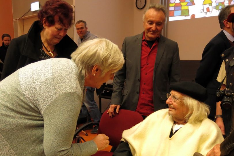 Uschi Wischkämper-Stromberg sowie Karin und Udo Jakat mit Ernesto Cardinal.