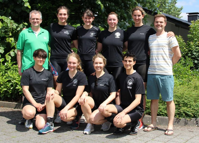 BTC Einradhockey: Die Mannschaft mir den beiden Trainern Dirk Zoltberger (links) und Rene Mischliewitz (rechts).
