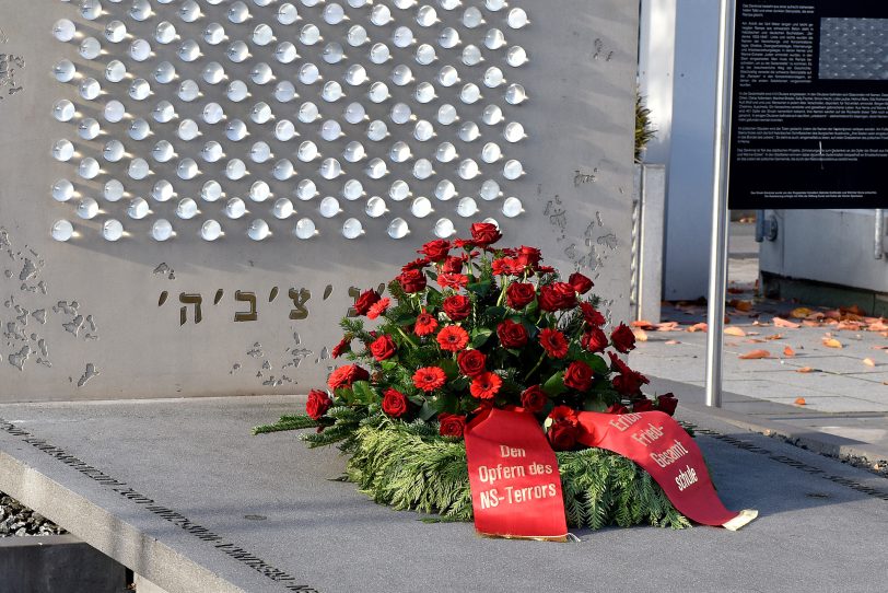 Kranz am Shoah-Mahnmal.