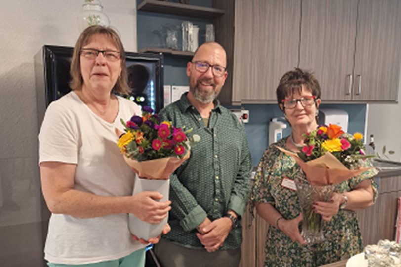 Die ehrenamtlichen Helferinnen im Café des AWO Seniorenzentrum: v.l. Frau Kandil, Einrichtungsleiter Daniel Delantonio und Frau Walbert.