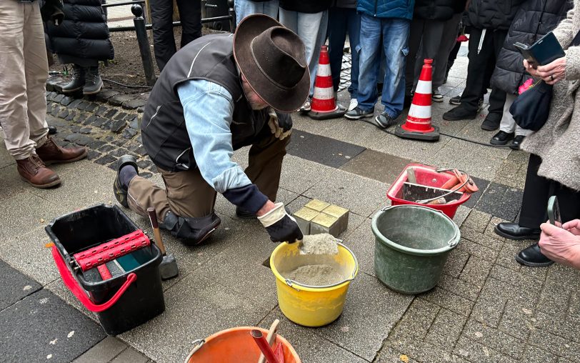 An der Hauptstraße 293 wurden am Mittwoch (28.1.2026) die ersten vier Stolpersteine für die Familie Hecht verlegt. Im Bild Künstler Gunter Demnig.