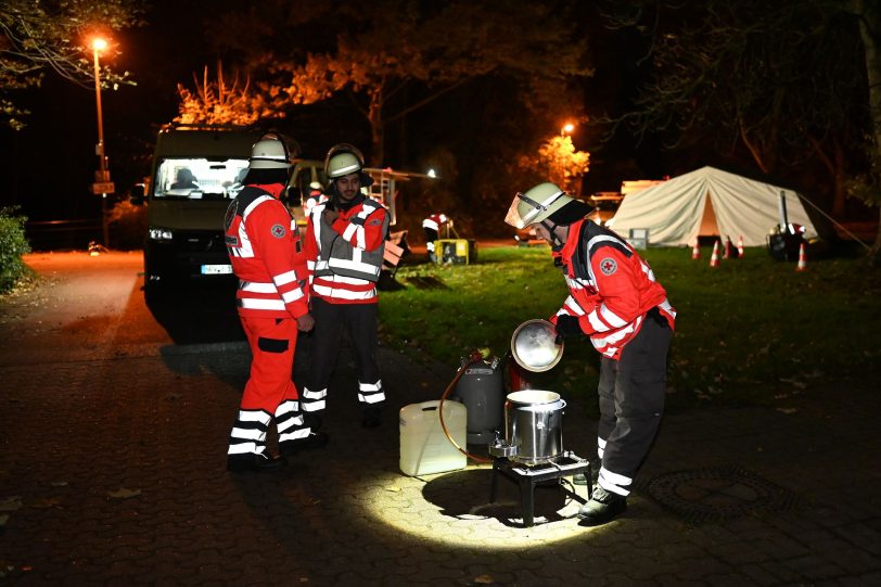 DRK-Helfer bereiteten heißen Tee vor.