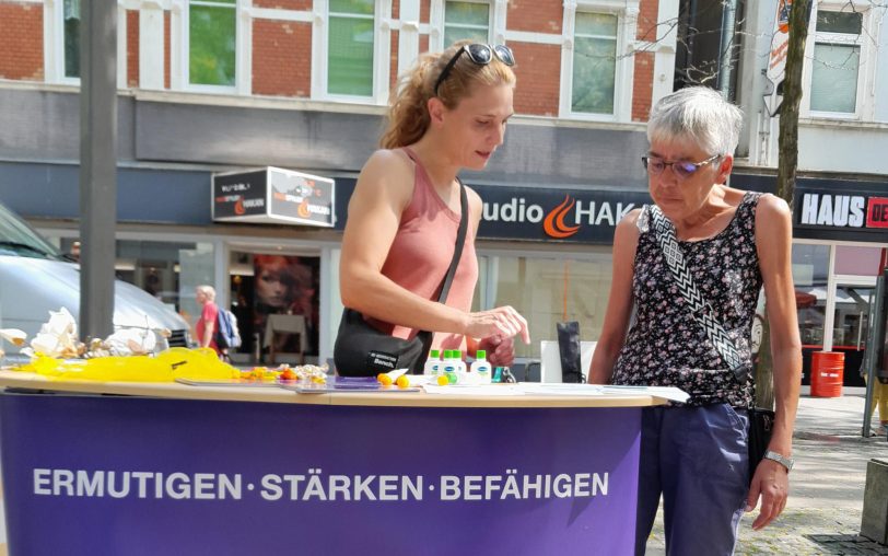 Annika Tegeler am HAGAR-Stand in der Innernstadt.