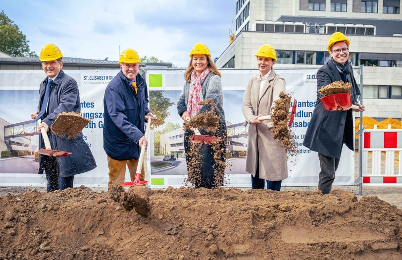 Setzten feierlich den Spatenstich für das Ambulante Behandlungszentrum der St. Elisabeth Gruppe (v. l. n. r.): Dr. Frank Dudda, Oberbürgermeister der Stadt Herne, Dr. Hans Willmes, Aufsichtsratsvorsitzender der St. Elisabeth Gruppe, Simone Lauer und Dr. Sabine Edlinger, Geschäftsführerinnen der St. Elisabeth Gruppe sowie Florian Krampe, Geschäftsführer der Krampe-Schmidt Architekten GmbH.