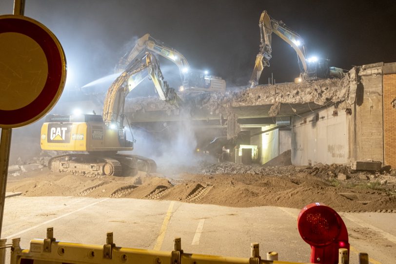 Nächtlicher Abbruch des westlichen Teil der Autobahnbrücke der A43 über die Forellstraße in Herne (NW), am Freitagabend (30.08.2019).