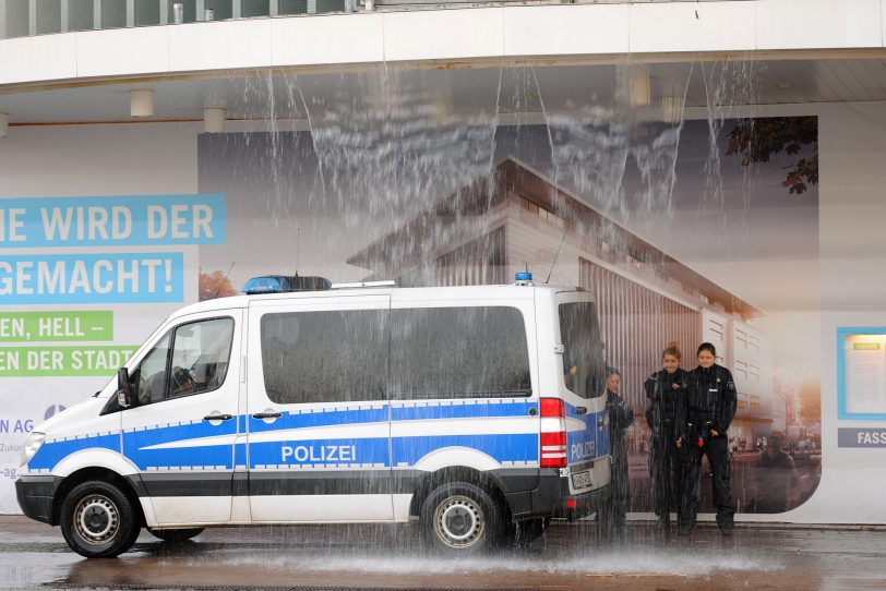 Wasserfontäne vor dem Hertie-Haus.