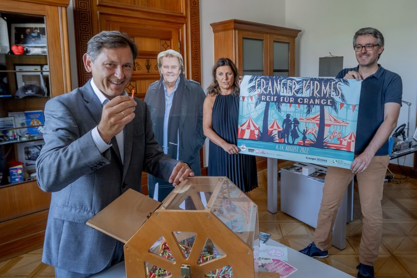 2.176 Bürger haben sich um eine Tischkarte zur Kirmes-Eröffnung beworben. Dr. Dudda fungierte als Glücksfee.