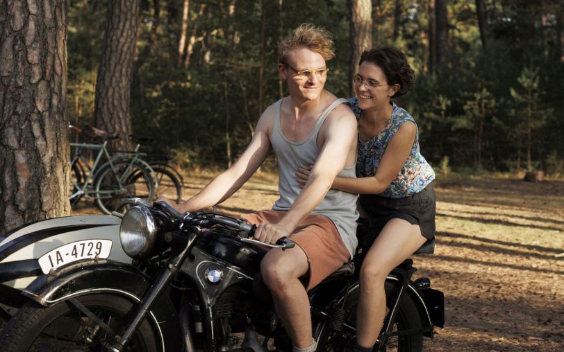 Hans (Johannes Hegemann) und Hilde (Liv Lisa Fries) genießen einen unbeschwerten Moment im Sommer 1942.