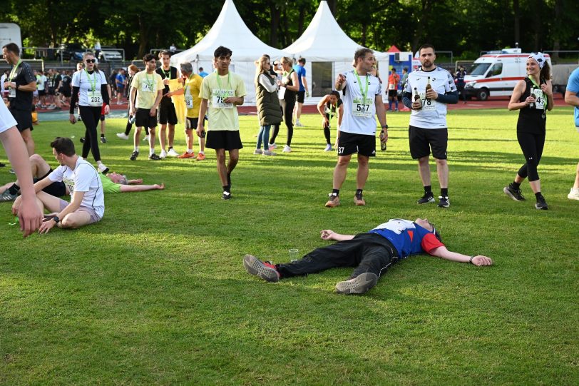 Geschafft und kaputt: Die Läufer entspannen auf dem Rasen.