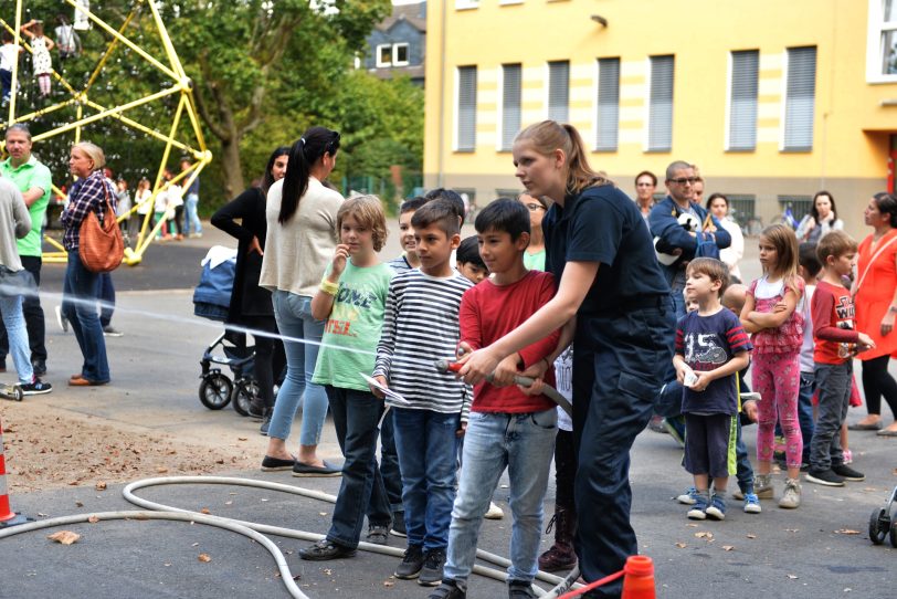 Zielspritzen mit dem Feuerwehrschlauch - Laurentius-Grundschule.