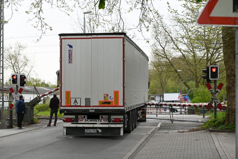 Die Ampeln sind rot, Autos kommen hier nicht über den Bahnübergang, solang die Schranke nicht demontiert worden ist.