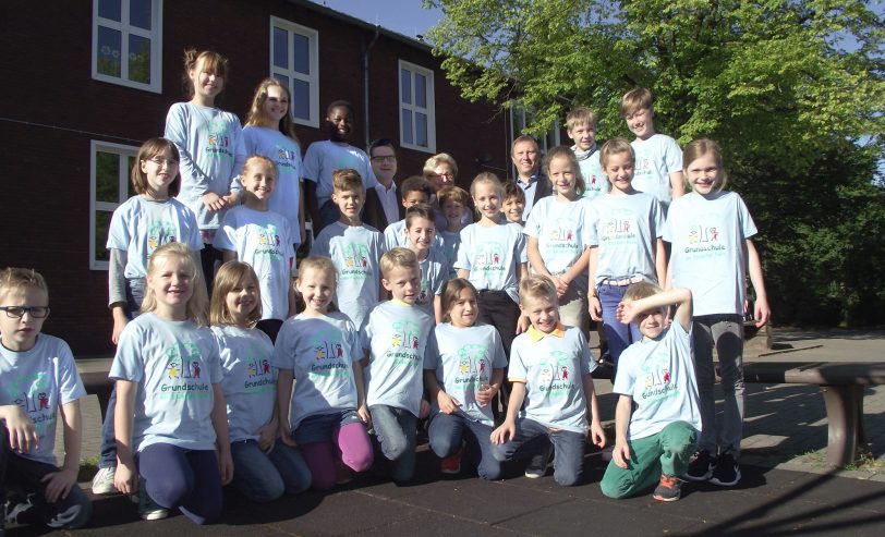 Die Schüler mit den neuen T-Shirts und dem Sponsor Markus Rohmann (hinten li).
