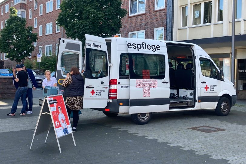 Der DRK KV Herne und Wanne-Eickel mit einem Wärmebus im Ruhrgebiet unterwegs.