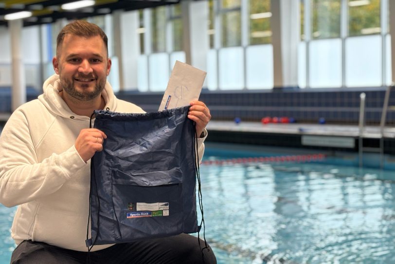 Die Schwimmkinder können auf Sparda-Bank und Mondritter zählen. Mit 2.000 Euro fördern sie die aktuellen Herbstschwimmkurse für 360 Kinder. im Bild: Moritz Trepper, Filialleiter der SpardaBank