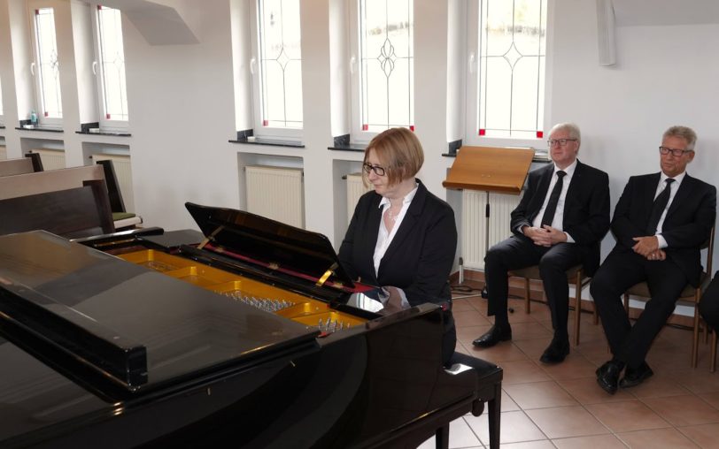 Stefanie Merker, seit vielen Jahren Dirigentin des Kirchenchores der Gemeinde Herne und des Jugendchores des Bezirks Herne, ist am Sonntag Trinitatis zur Diakonin ordiniert worden.