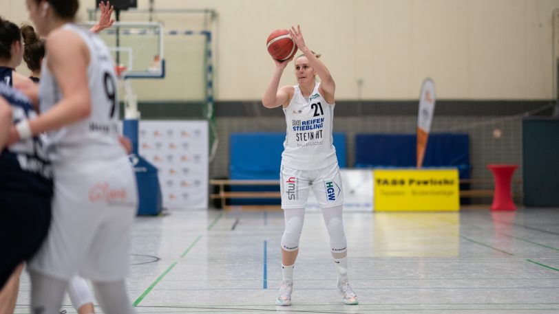 Die Basketballerinnen vom Herner TC gewinnen am Mittwoch (2.3.2022) mit 85:69 gegen die Capitol Bascats Düsseldorf. Am Ball Sarah Polleros