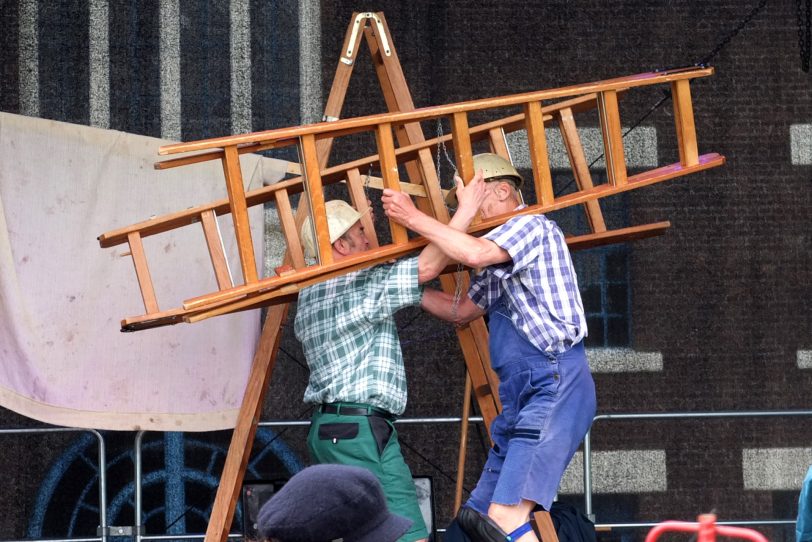 Das Wetter spielte nicht mit bei der ersten OpenAir-Veranstaltungen vor den Flottmannhallen nach der coronabedingten Schließung. im Bild:  Das Kindertheater Pappmobil mit dem Stück Drachen auf Baustelle Süd.