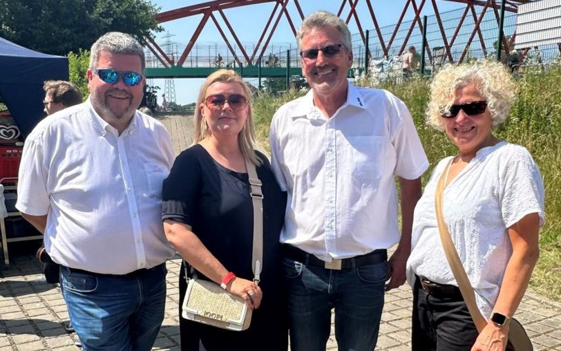 Die DLRG Wanne-Eickel feierte 100-jähriges Jubiläum: (v.li.) Marcel Altmeyer (stellv. Vorsitzender DLRG OG Herne), Petra Herrmann-Kopp, Uwe Mohns (Vorsitzender DLRG Wanne-Eickel) und Gabriele Przybyl.