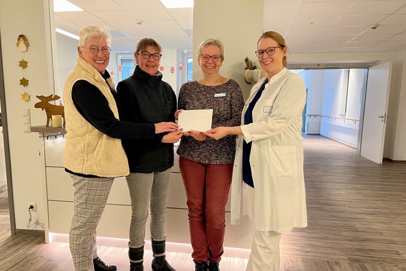 Zugunsten der Palliativstation im EvK Herne kamen auf dem Reiterhof Hubbert in Herne-Holthausen bei einem Weihnachtsliedersingen 700 Euro zusammen. Die Spende übergaben jetzt die Organisatorinnen (von links) Hof-Nachbarin Gisela Oellering und Inhaberin Simone Hubbert an die Seelsorgerin Karola Rehrmann und Stationsärztin Dr. Stephanie Richter.