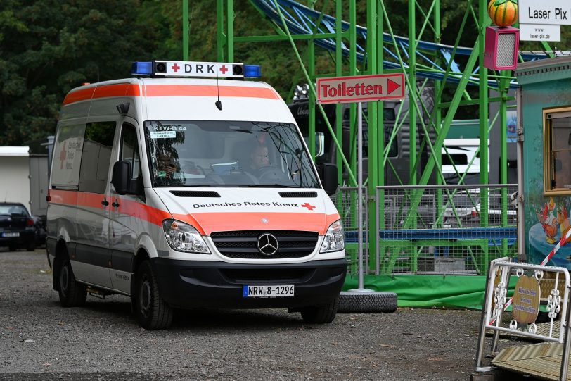 Ein Krankenwagen des DRK am Standort auf dem Kirmesplatz.