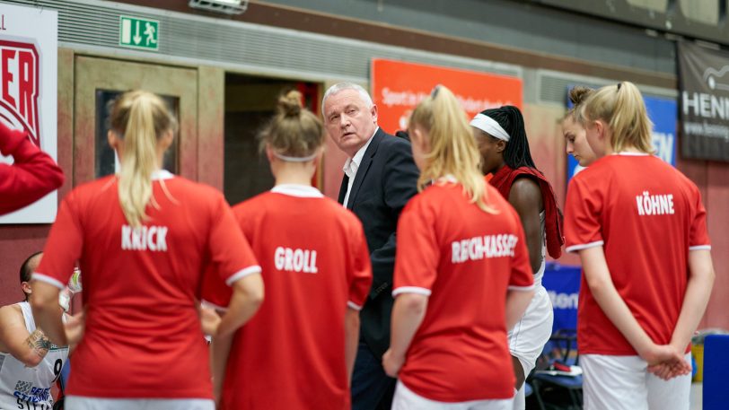 Die HTC-Damen gewinnen gegen die SNP BasCats USC Heidelberg am Sonntag (3.10.2021) mit 66:64. Im Bild Trainer Marek Piotrowski