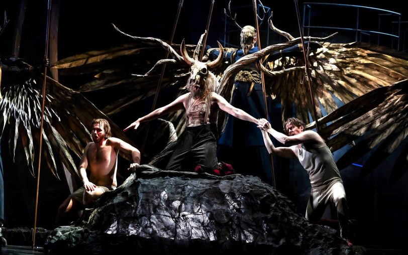 „Der Leuchtturm“: Tarotkarten entsprungene Fantasyfiguren (Andrea Zinnato, li. und Davide Troiani, 2.v.r.) umgeben die Leuchtturmwärter Blazes (Roman Hoza), Arthur (Sami Luttinen) und Sandy (Adrian Dwyer).