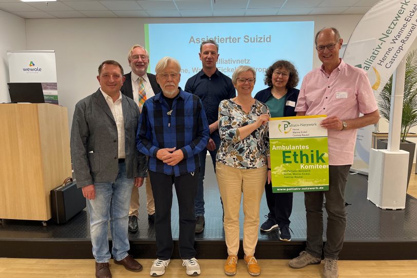 Einladung zum offenen Austausch: (von links) Moderator Hartwig Trinn, die Referenten Prof. Dr. Martin Rehborn, Dr. Wolf Diemer und Lars Rosner mit Karola Rehrmann, Karin Leutbecher und Dr. Wolfgang Scherbeck, die die Fortbildung zum Thema Assistierter Suizid für das Ambulante Ethik-Komitee des Palliativ-Netzwerkes organisierten.