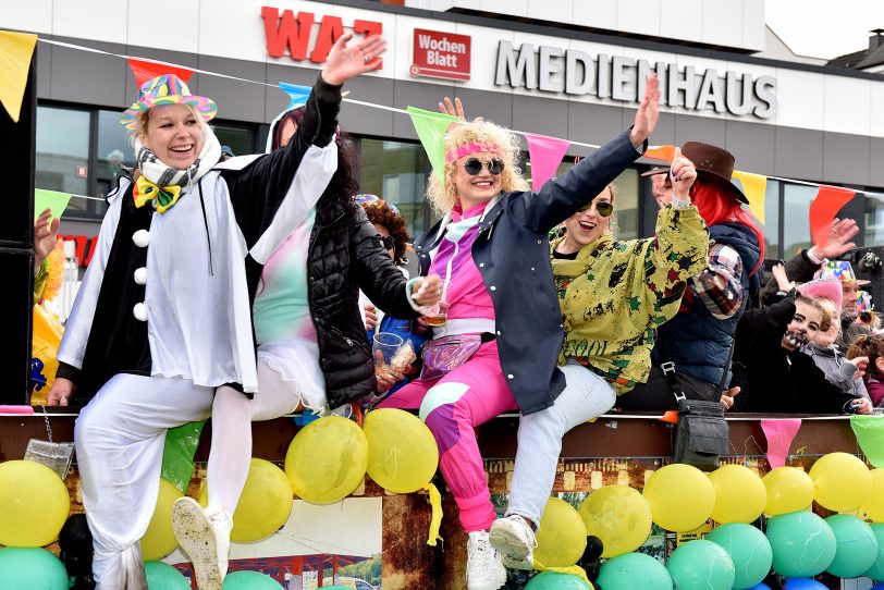Der Rosenmontagszug am Robert-Brauner-Platz.