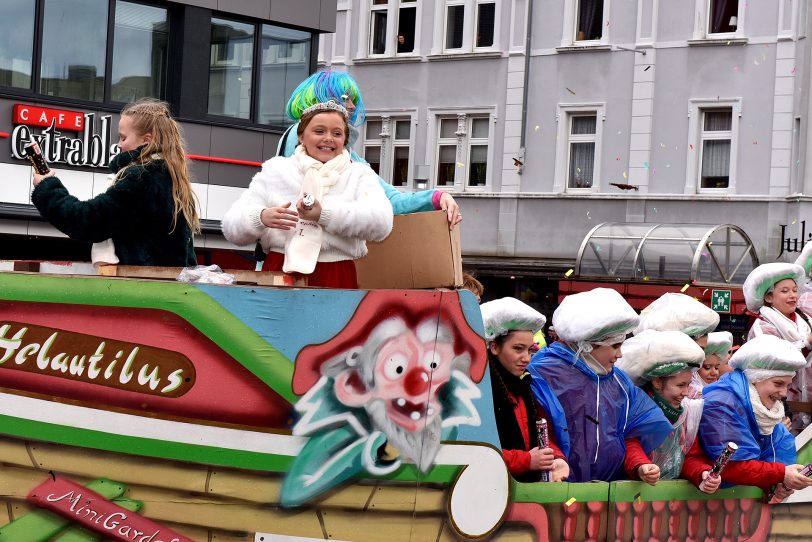 Der Rosenmontagszug am Robert-Brauner-Platz.