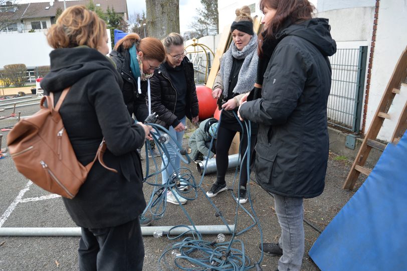 Der Kinder- und Jugendzirkus Dobbelino macht Station an der Grundschule in Holsterhausen, der Sonnenschule. Am Sonntag bauten das Zirkusteam Eltern und Lehrer das Zelt auf dem Schulhof auf.