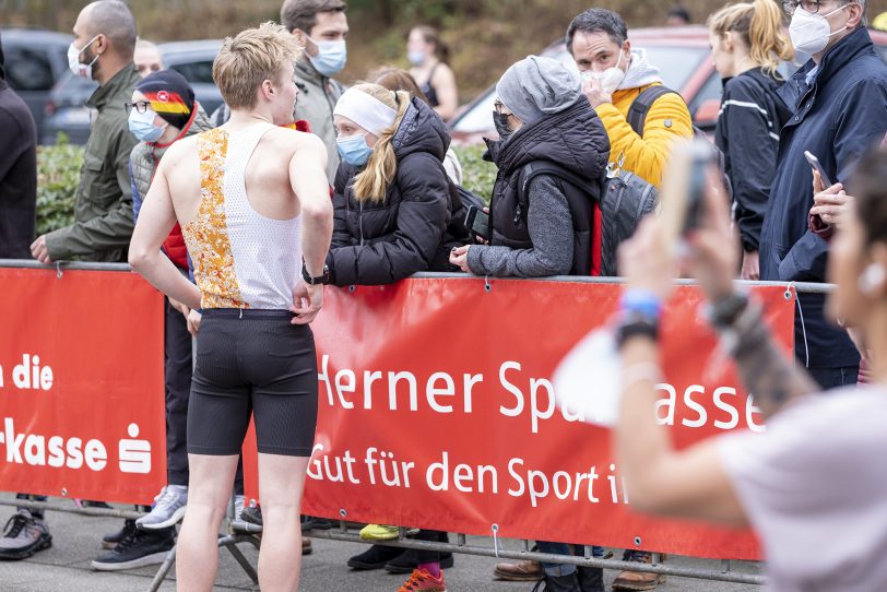 Der 43. Herner Silvesterlauf im Revierpark Gysenberg in Herne (NW), am Freitag (31.12.2021). Coronabedingt ohne Zuschauer und mit 2G.