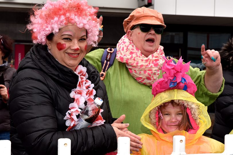 Der Rosenmontagszug am Robert-Brauner-Platz.