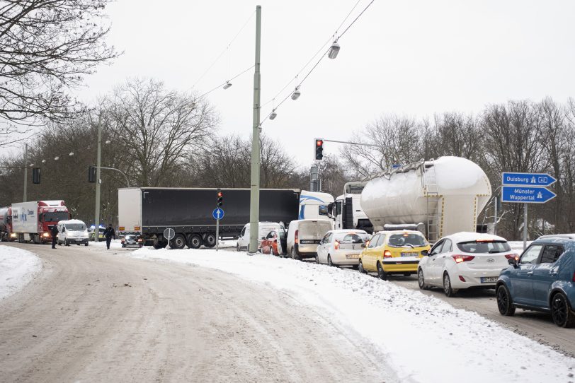 Ein Lkw steht am 9.2.2021 quer auf dem Westring. Es kam zu einem langen Rückstau.