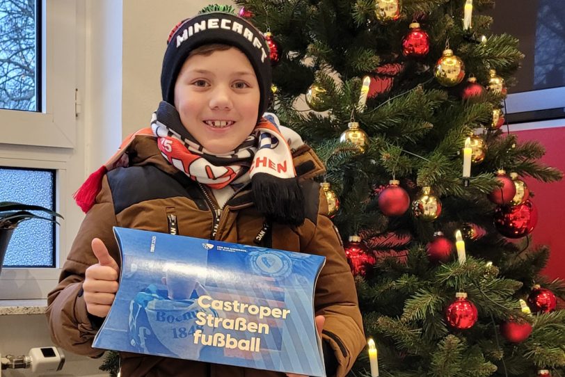 Glück gehabt beim Kids-Adventskalender der Lions Herne Emschertal: Fußball-Fan, Jan H., freute sich über das Trikot des VFL Bochum – mit Unterschriften der Spieler .