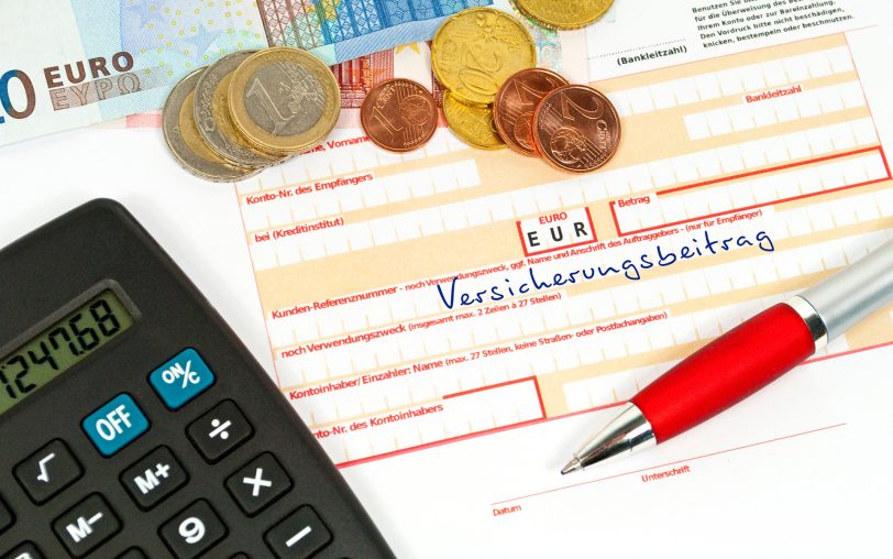 Die Versicherungspflichtgrenze steigt über den Jahreswechsel 2023/2024. Beschäftigte, die jährlich weniger als 69.300 Euro verdienen und bislang privat krankenversichert waren, können sich dann in der gesetzlichen Krankenversicherung versichern.