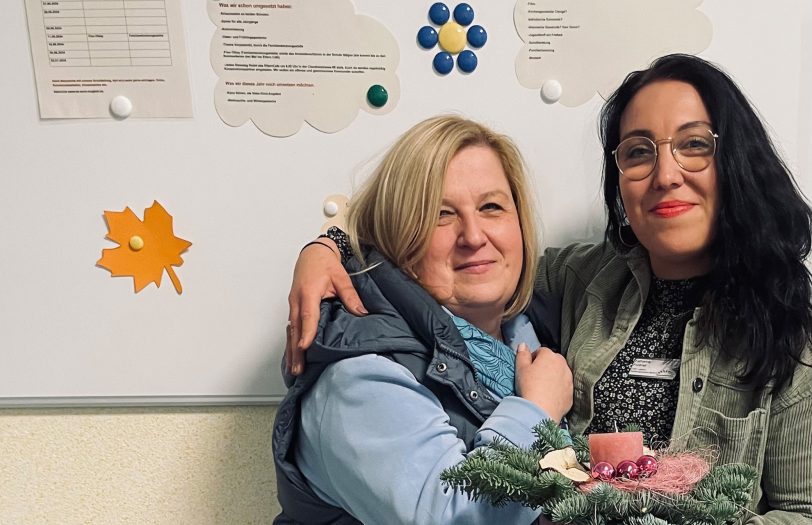 Sind zufrieden mit der Aktion (v.l.): Nicole Scharf (Floristin ) und Katharina Funkner (Leitung FGZ und Ganztag )
