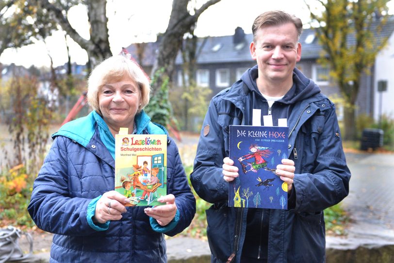 Vorlesetag 2022 an der Grundschule Pantrings Hof: (v.l.) Schulausschuss-Vorsitzende Birgit Klemczak und Bezirksbürgermeister Mathias Grunert.